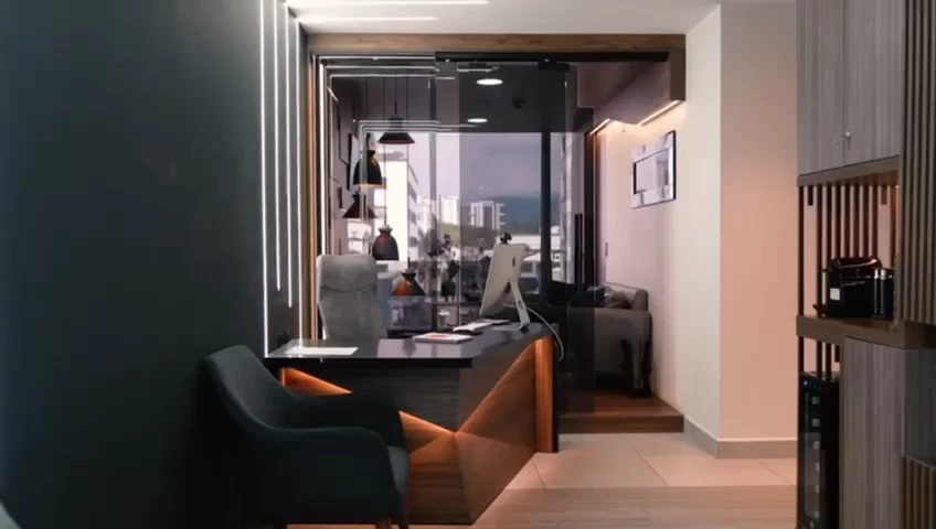 Interior del consultorio Jhon Roward en Armenia, con iluminación cálida y acabados en madera